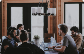 Team arbeitet zusammen an einem Webprojekt